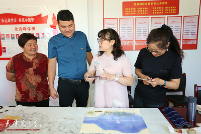 書(shū)畫(huà)名家走進(jìn)鄉(xiāng)村 文化浸潤(rùn)美麗鄉(xiāng)村——天津市文化藝術(shù)商會(huì)赴薊州區(qū)南齊莊村開(kāi)展文化下鄉(xiāng)活動(dòng)